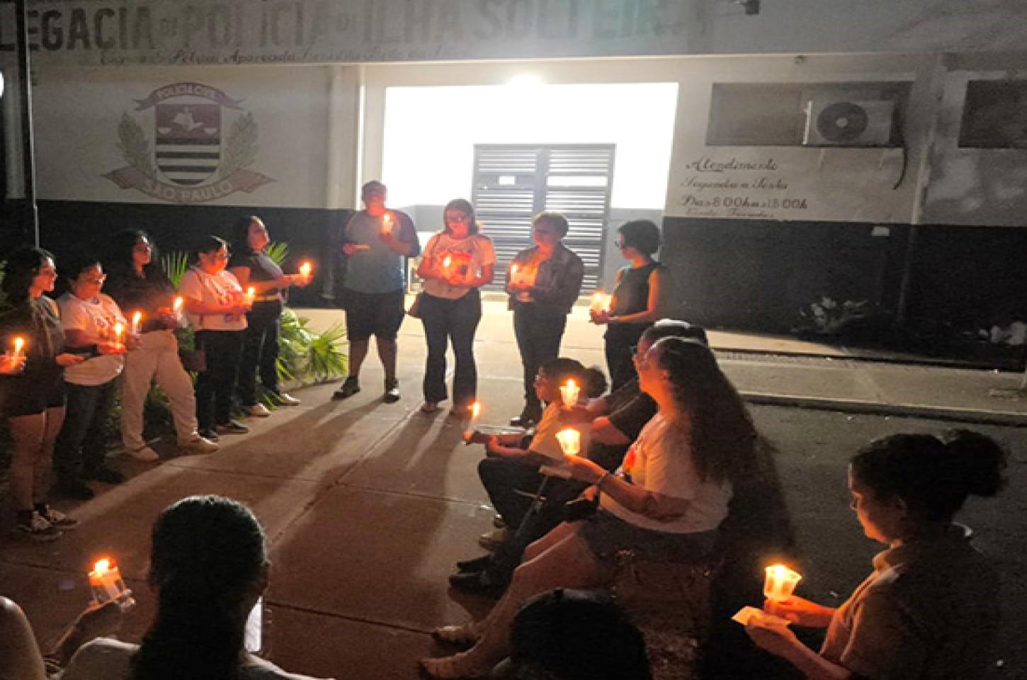 CASO CARMEN: VIGÍLIA É REALIZADA EM FRENTE À DELEGACIA DE ILHA SOLTEIRA