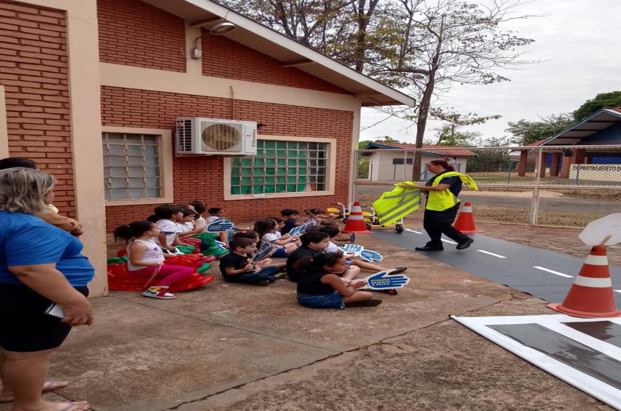 Educação no trânsito começa cedo: crianças do CEI Sorriso de Criança participam de palestra educativa