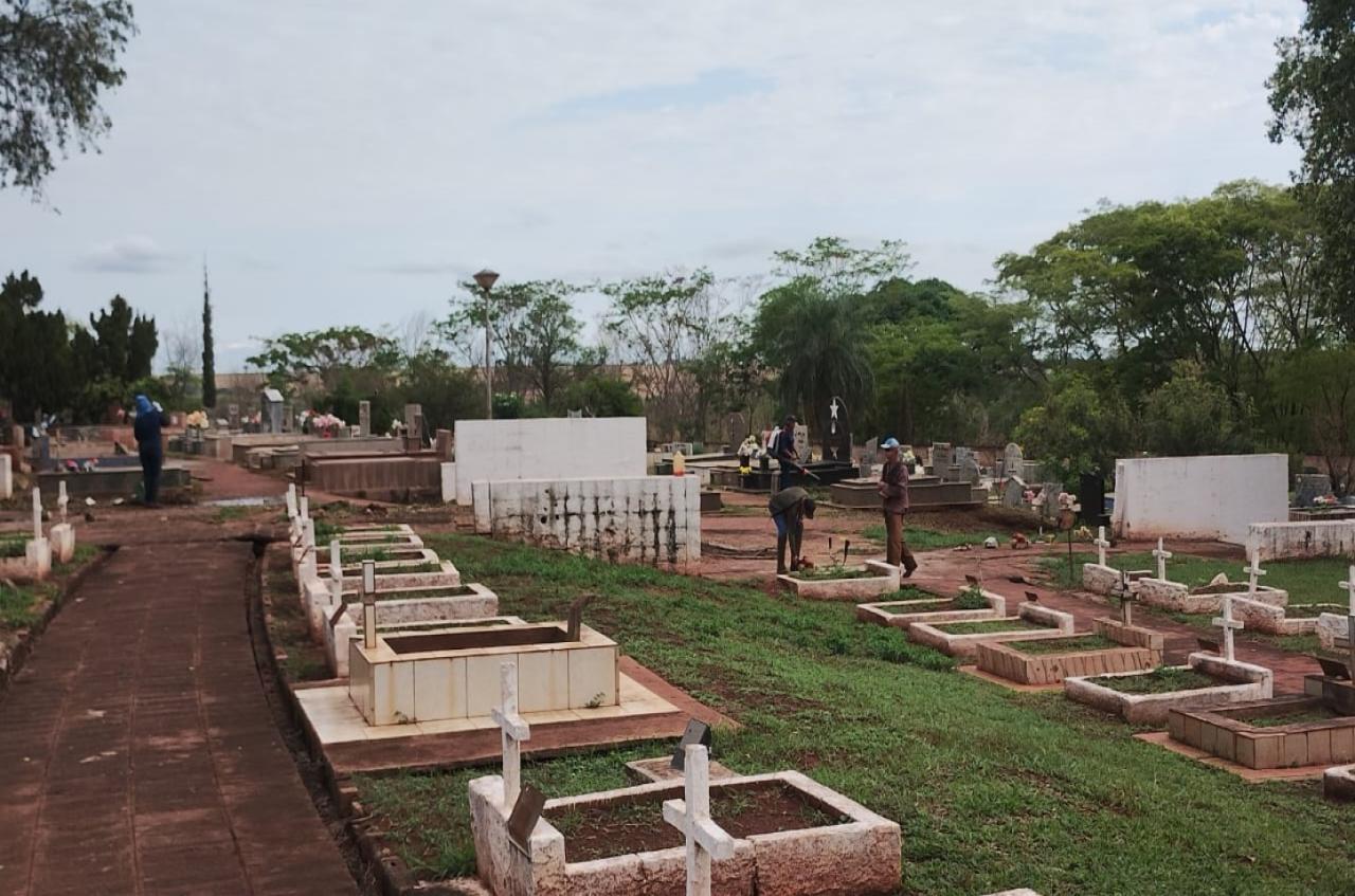 Prefeitura orienta moradores sobre limpeza do cemitério e anuncia melhorias na estrutura para o Dia de Finados