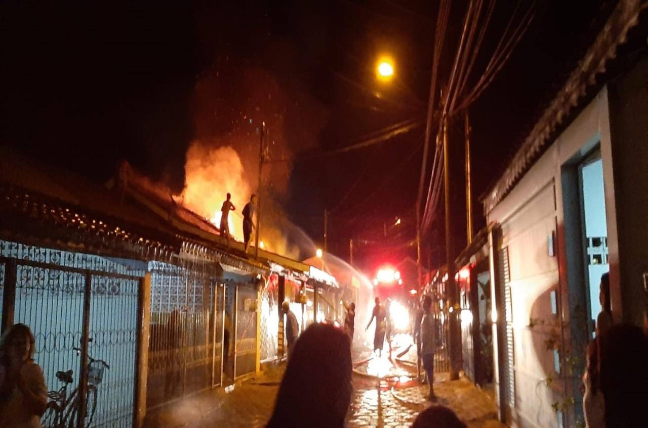 21/10/2025 - Incêndio em 4 residências do Passeio Tijucas