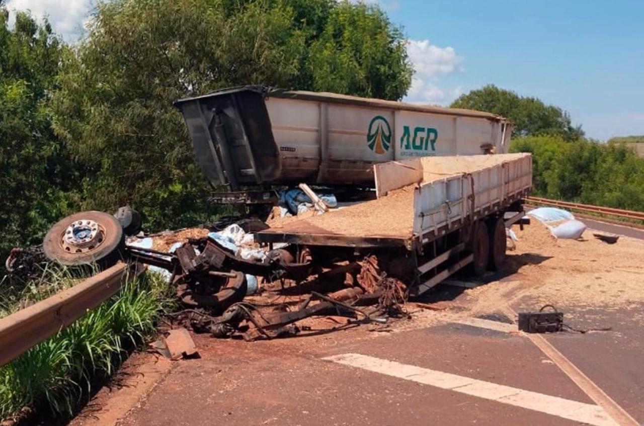 Batida frontal entre caminhões deixa dois mortos na Rodovia Feliciano Salles Cunha