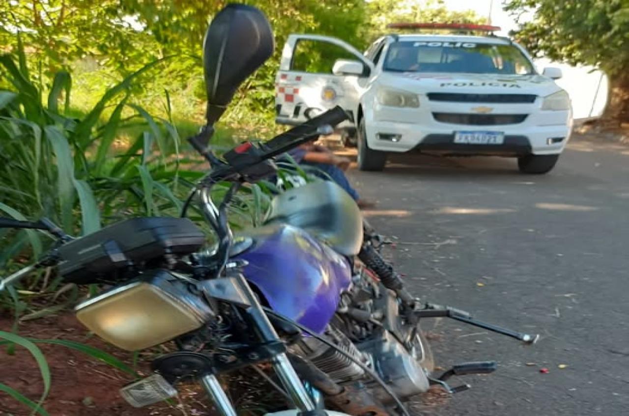 Veículo com descarga livre, silenciador de motor de explosão é infração