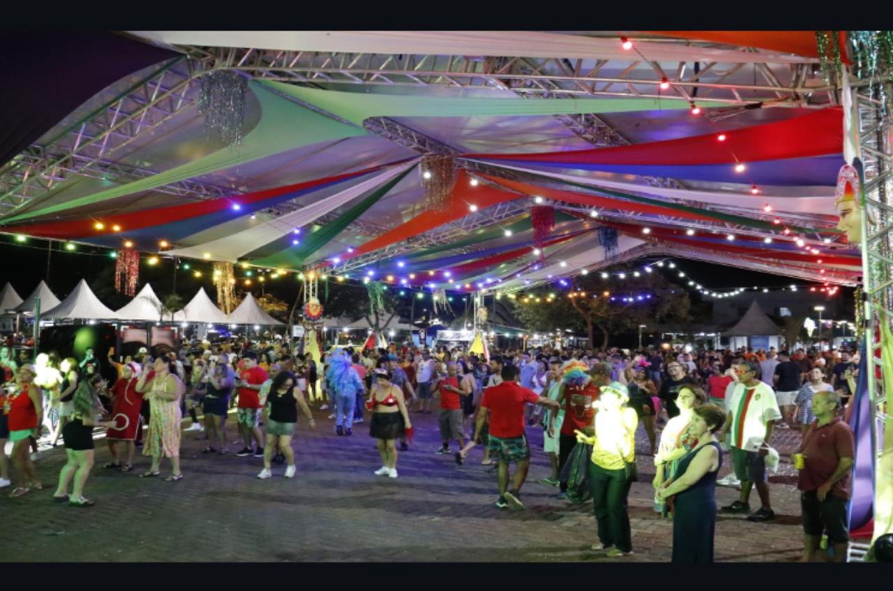 Carnaval Ilha Folia 2026 promete quatro noites de festa gratuita na Praça dos Paiaguás