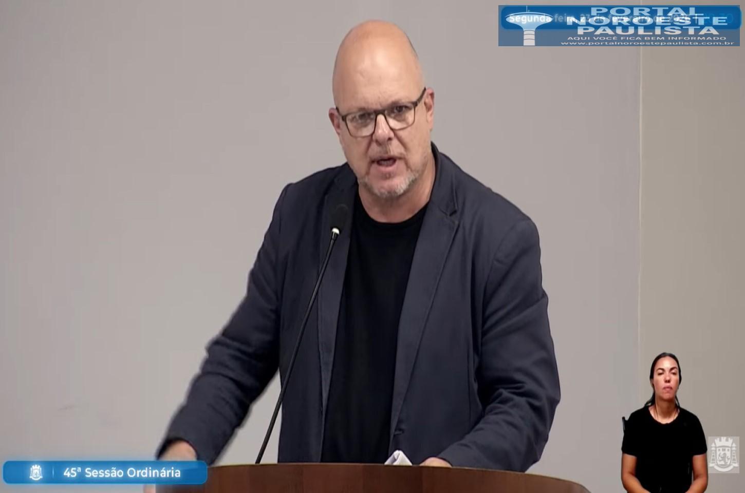 Vereador Tomate questiona gastos com Carnaval e pede apuração sobre contratação por dispensa de licitação