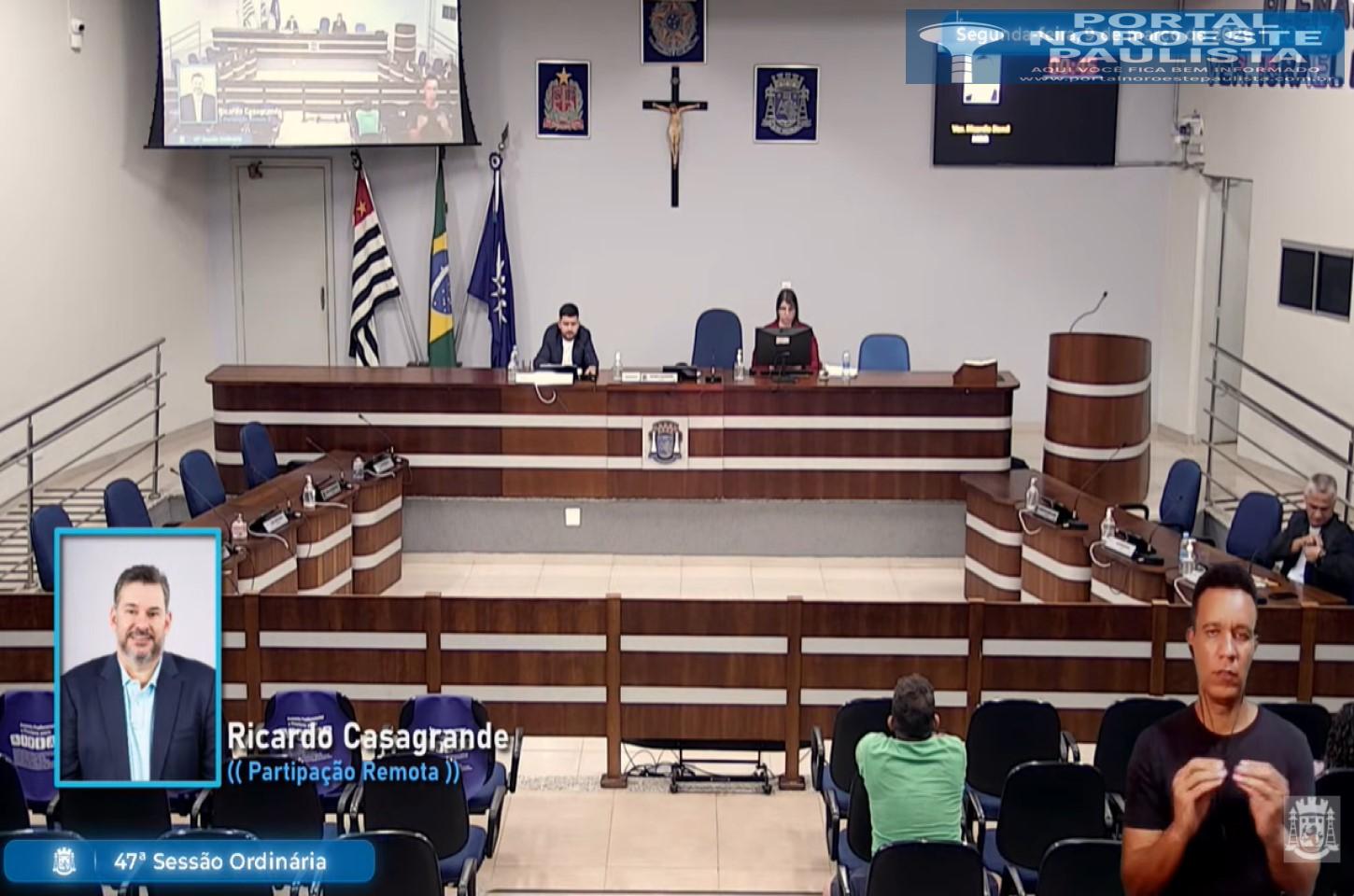 Presidente da Câmara o Vereador Ricardo Casagrande comenta contrato de limpeza pública e agenda em Brasília durante sessão