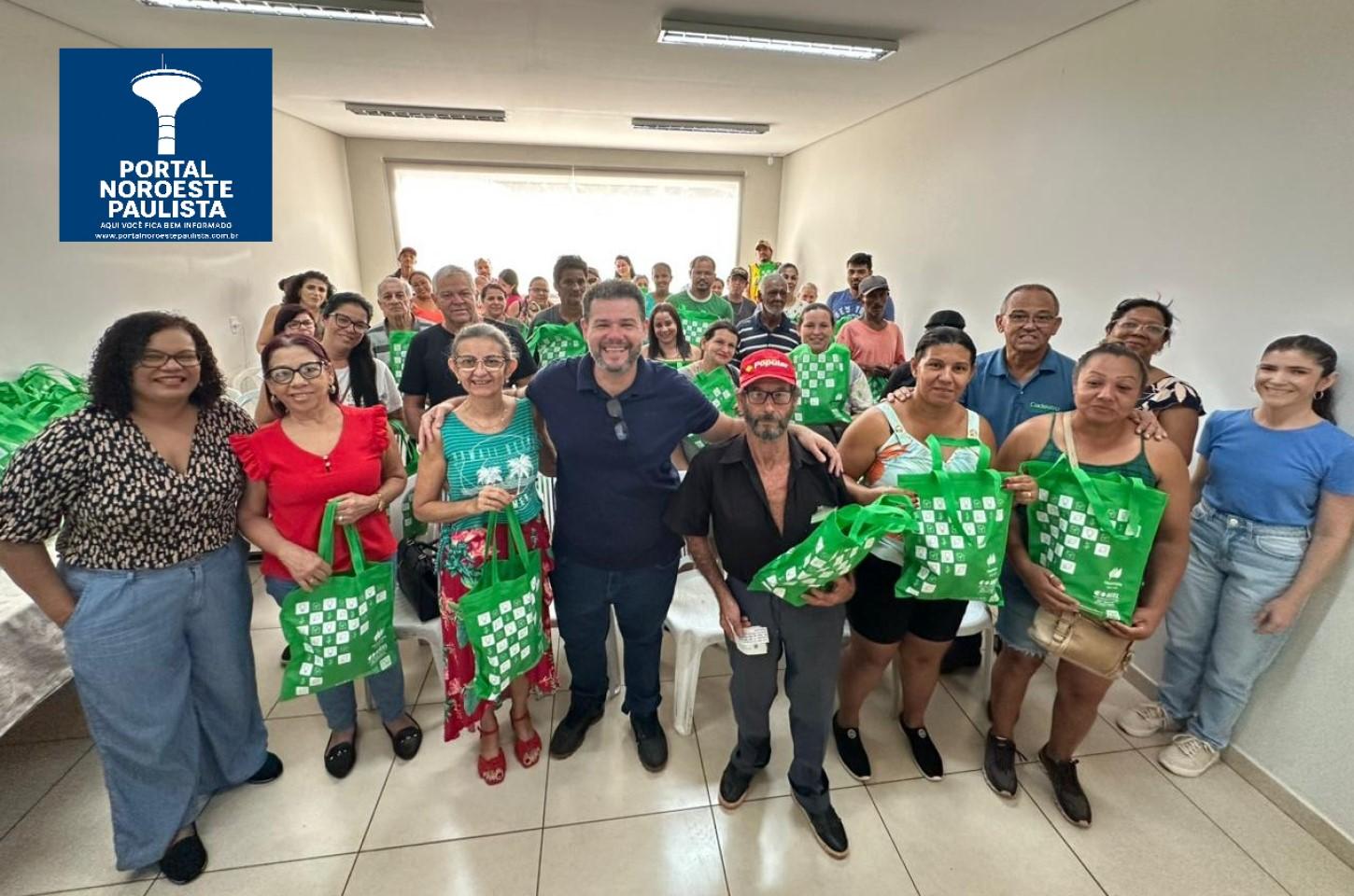 Famílias de Ilha Solteira recebem lâmpadas de LED em ação conjunta com concessionária de energia