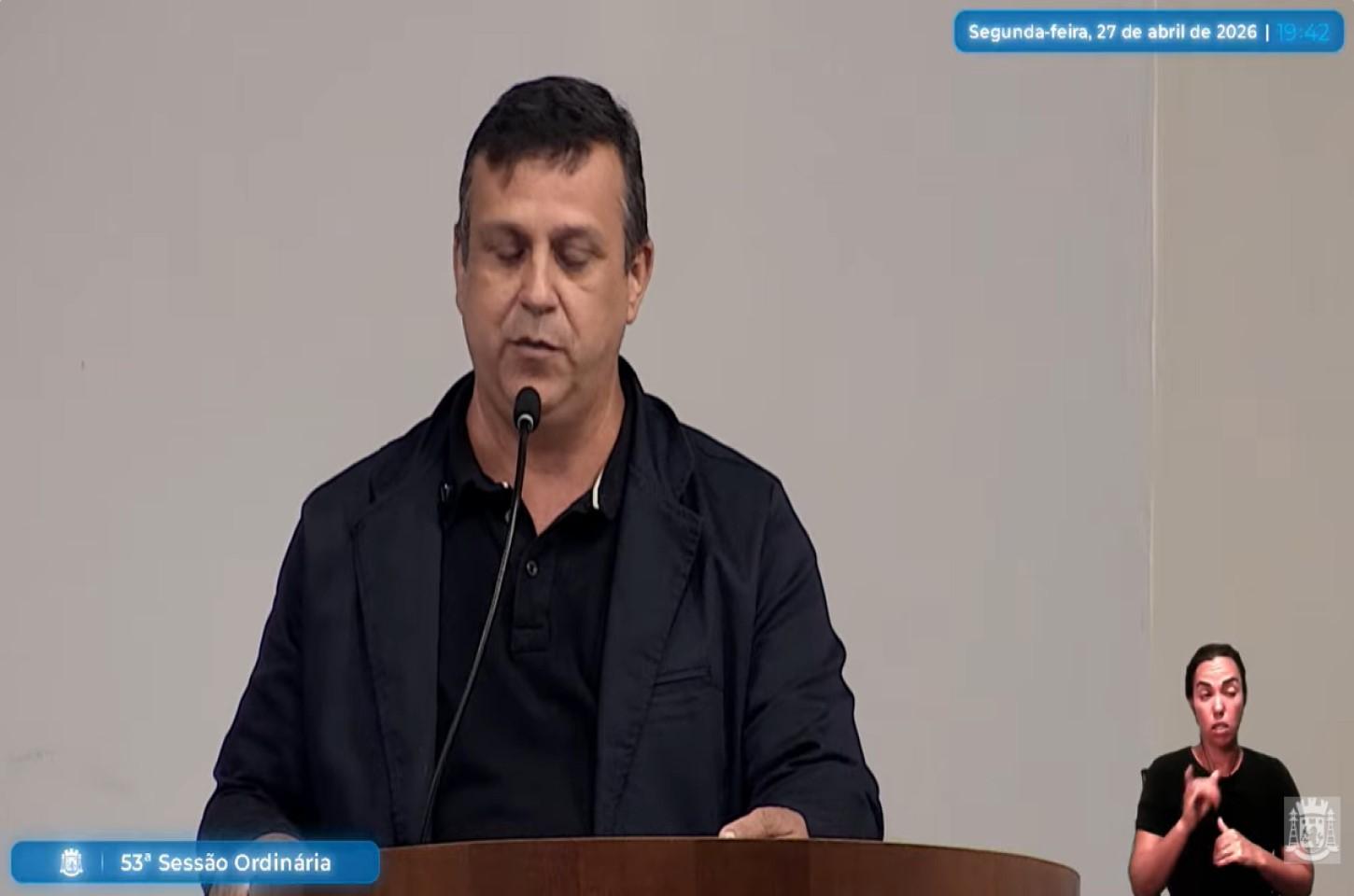 Vereador Valdir do Moto Táxi cobra melhorias em iluminação, creches e acessibilidade durante uso da tribuna