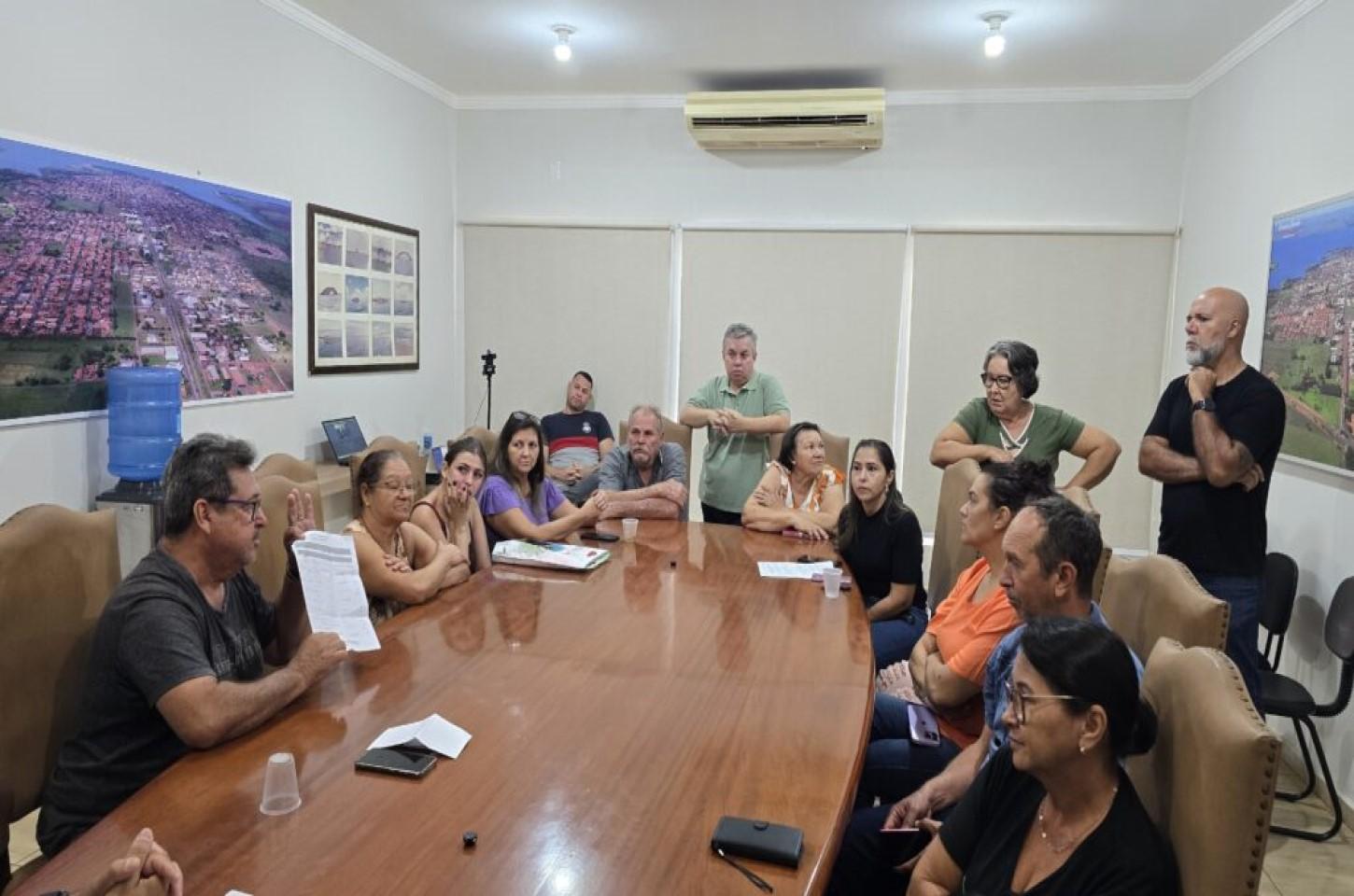 Administração Municipal reúne-se com feirantes da Feira da Lua para tratar da regularização de espaços