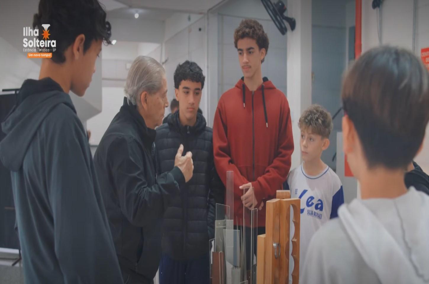 Estudantes de Ilha Solteira visitam exposição “Formatos Visuais” no Cine Paiaguás