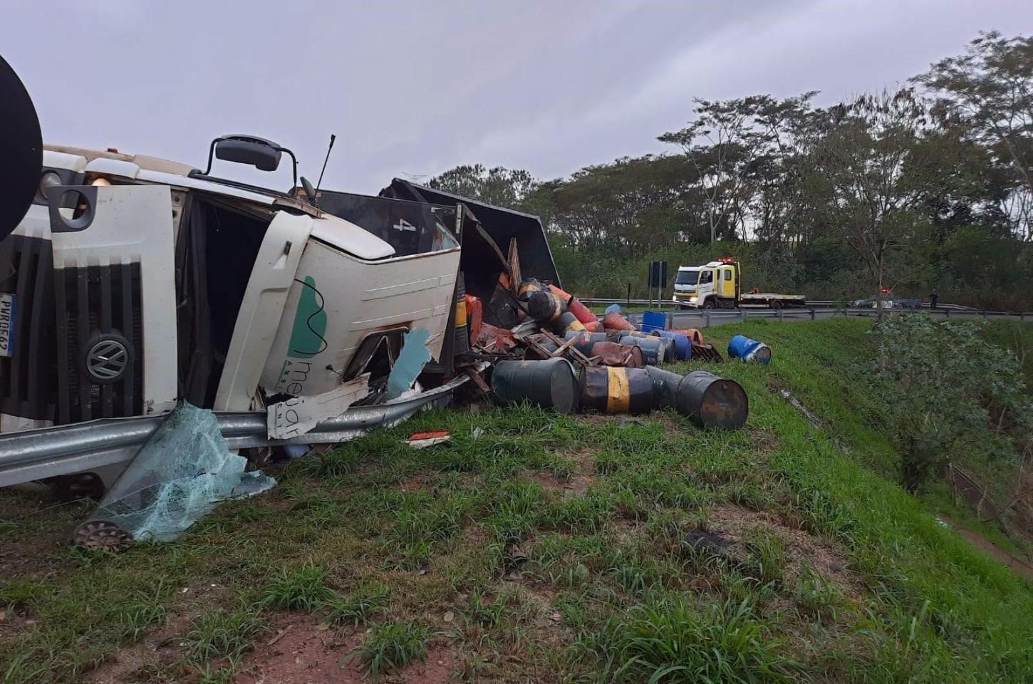 Carreta com produtos químicos tomba em rotatória de acesso à SP-595 e mobiliza forças de segurança