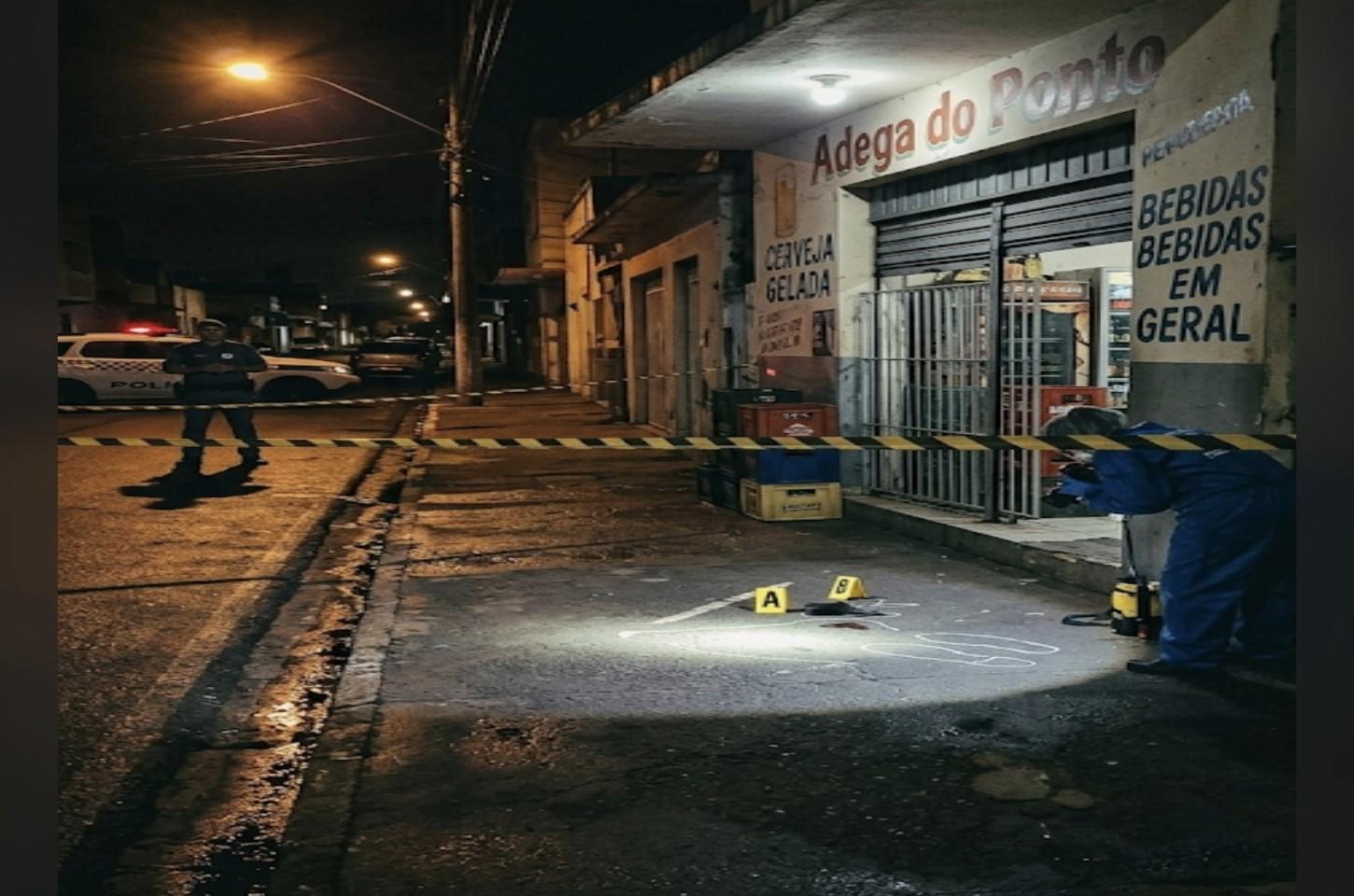 Jovem de 27 anos é morto a tiros em frente a adega em Araçatuba