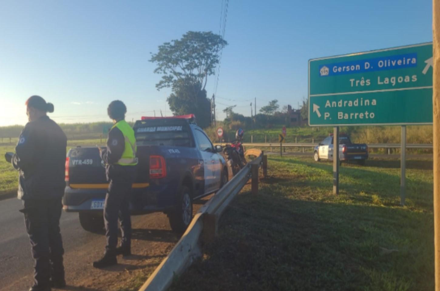 Motociclista fica ferido após sofrer queda em rotatória de acesso à SP-595 em Ilha Solteira