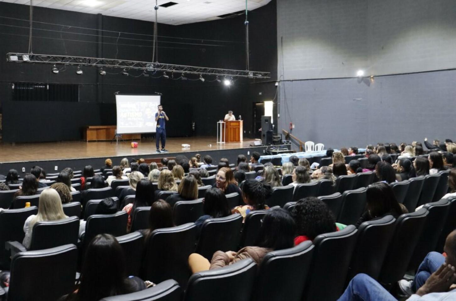 Profissionais da rede municipal participam de capacitação sobre autismo em Ilha Solteira