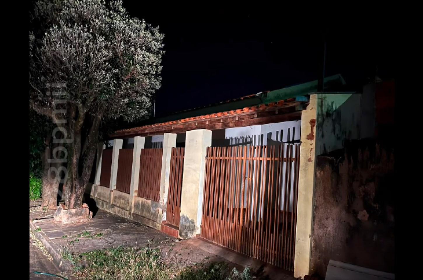 Homem é preso em flagrante pela Polícia Militar enquanto furtava fiação elétrica de residência em Andradina