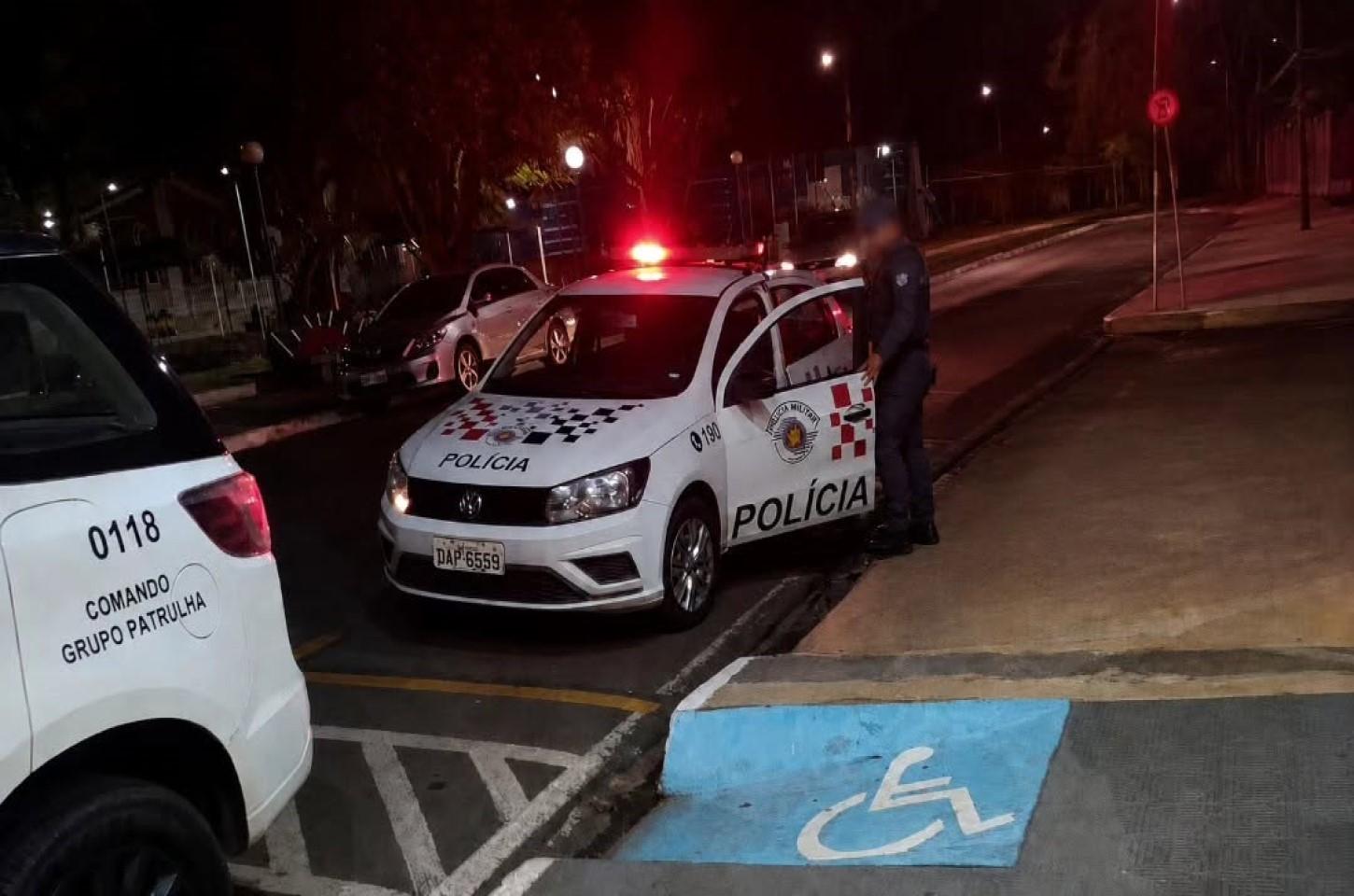 Homem é preso pela PM após furtar perfumes de farmácia no Centro de Castilho