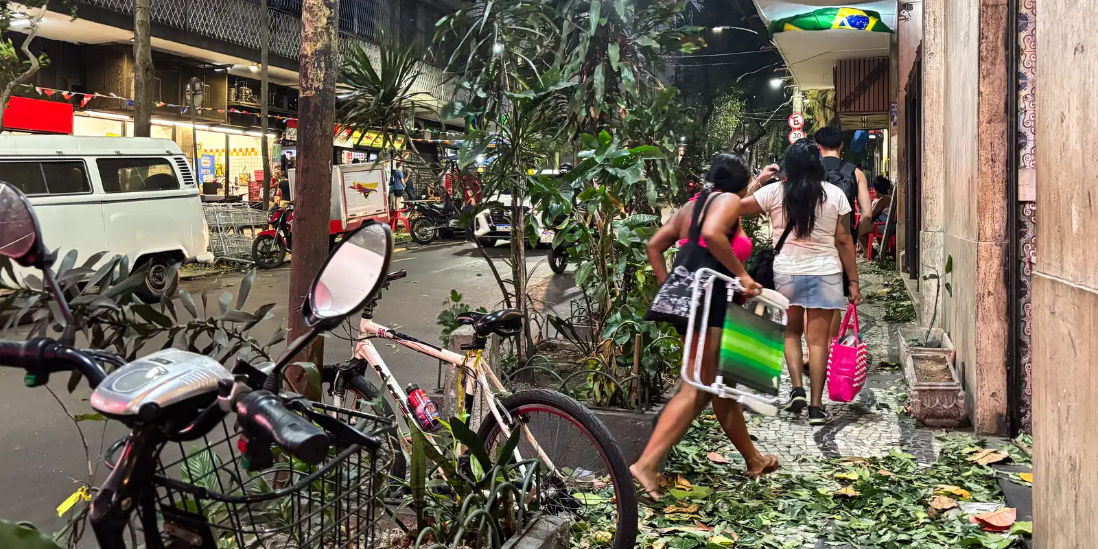 Mais de 510 mil imóveis ainda estão sem luz no Rio 