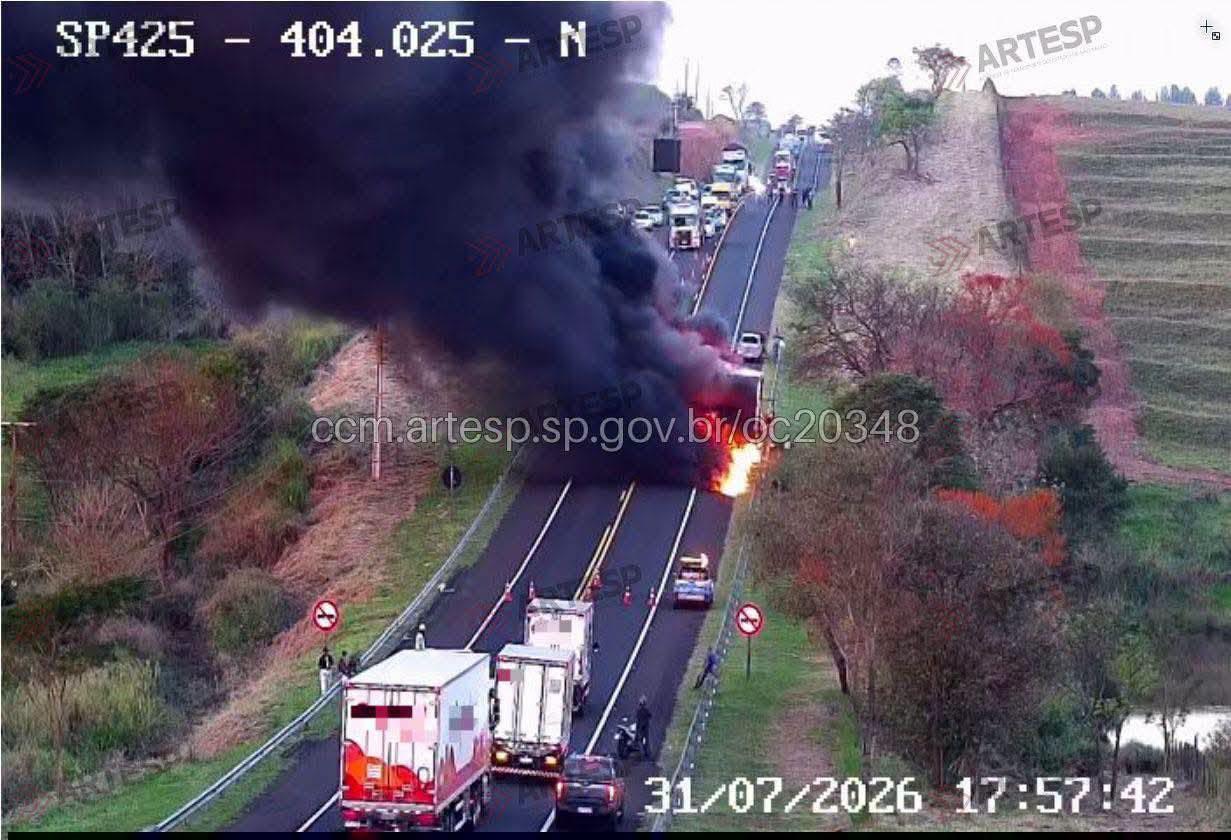 Incêndio atinge carreta na Rodovia Assis Chateaubriand e interdita trecho da SP-425 em Martinópolis
