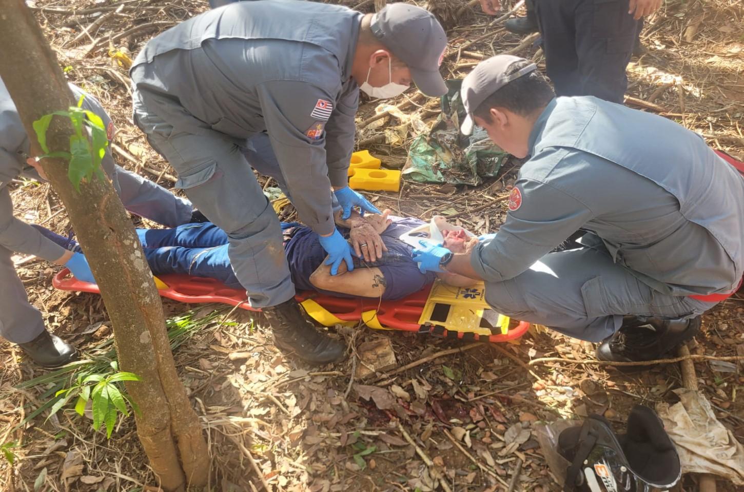 Motociclista fica ferido após perder o controle da direção e colidir contra árvore em Ilha Solteira