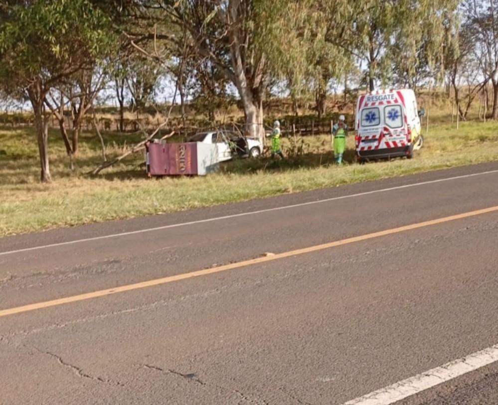 Motorista morre após possível mal súbito e colisão em árvore em Guaraçaí