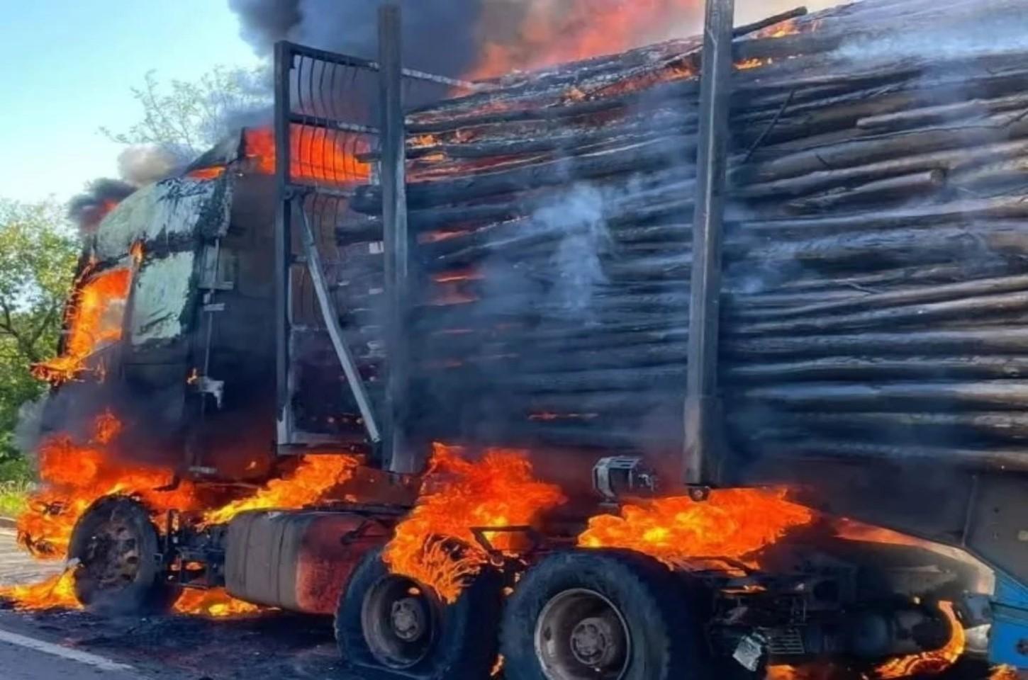 Incêndio destrói carga de eucalipto e atinge caminhão tritrem na BR-158