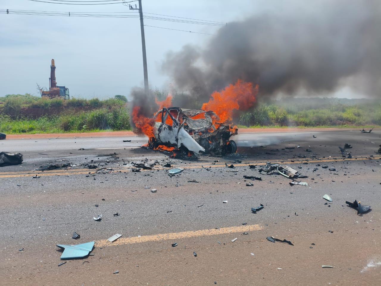 TRAGÉDIA NA RODOVIA: ACIDENTE ENTRE MOTO E CARRO DEIXA TRÊS MORTOS EM SANTO ANTÔNIO DO ARACANGUÁ