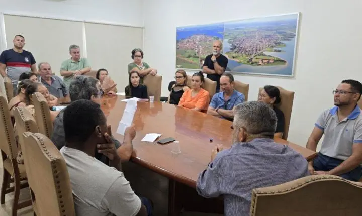 Administração Municipal reúne-se com feirantes da Feira da Lua para tratar da regularização de espaços