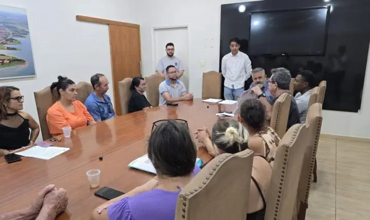 Administração Municipal reúne-se com feirantes da Feira da Lua para tratar da regularização de espaços