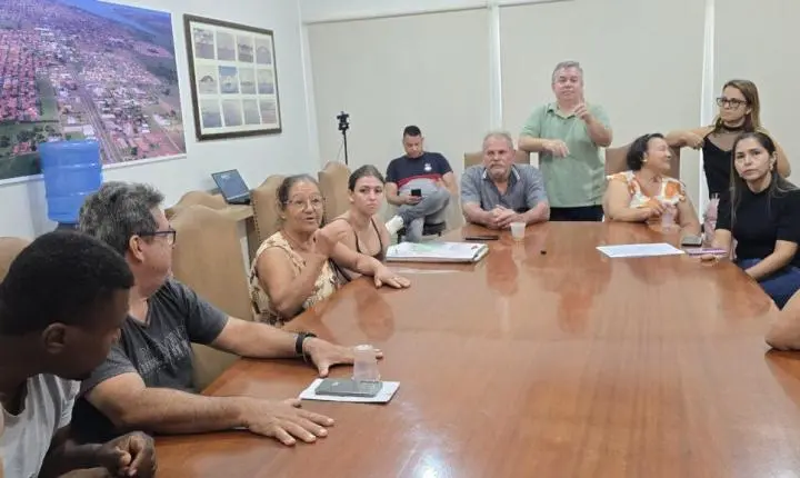Administração Municipal reúne-se com feirantes da Feira da Lua para tratar da regularização de espaços