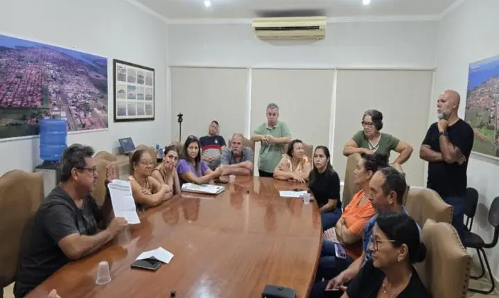 Administração Municipal reúne-se com feirantes da Feira da Lua para tratar da regularização de espaços