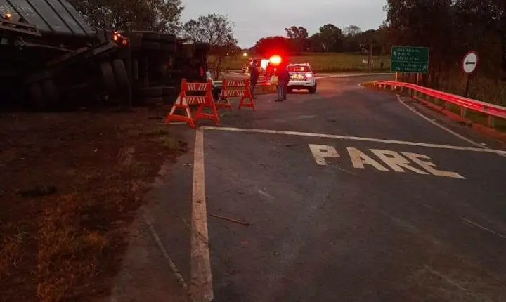 Carreta com produtos químicos tomba em rotatória de acesso à SP-595 e mobiliza forças de segurança