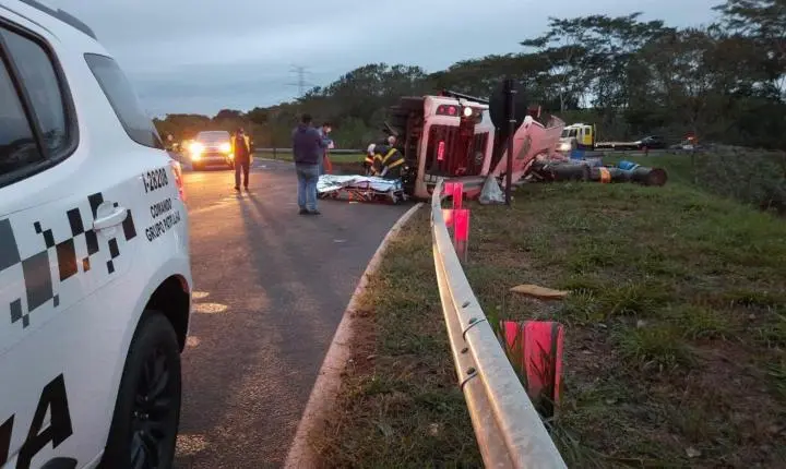 Carreta com produtos químicos tomba em rotatória de acesso à SP-595 e mobiliza forças de segurança