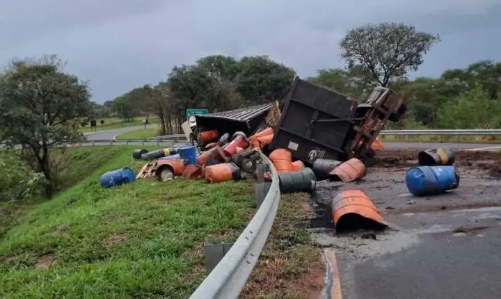 Carreta com produtos químicos tomba em rotatória de acesso à SP-595 e mobiliza forças de segurança