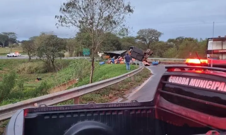 Carreta com produtos químicos tomba em rotatória de acesso à SP-595 e mobiliza forças de segurança