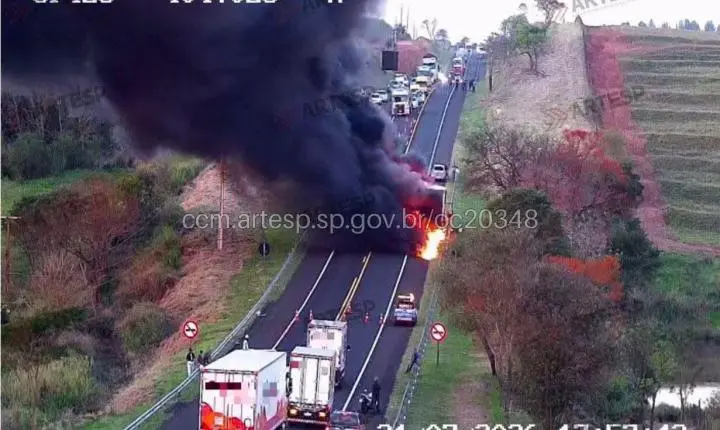 Incêndio atinge carreta na Rodovia Assis Chateaubriand e interdita trecho da SP-425 em Martinópolis