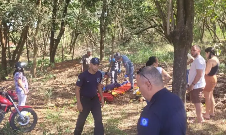Motociclista fica ferido após perder o controle da direção e colidir contra árvore em Ilha Solteira