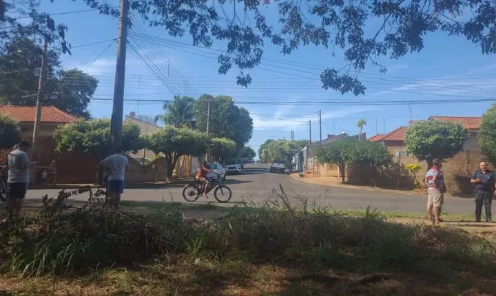 Motociclista fica ferido após perder o controle da direção e colidir contra árvore em Ilha Solteira