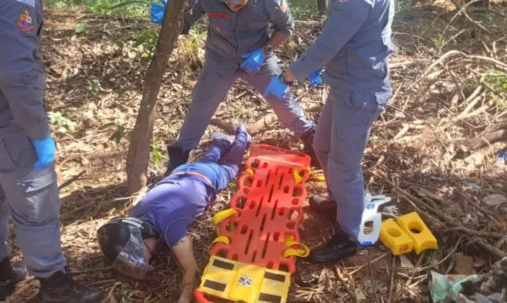 Motociclista fica ferido após perder o controle da direção e colidir contra árvore em Ilha Solteira