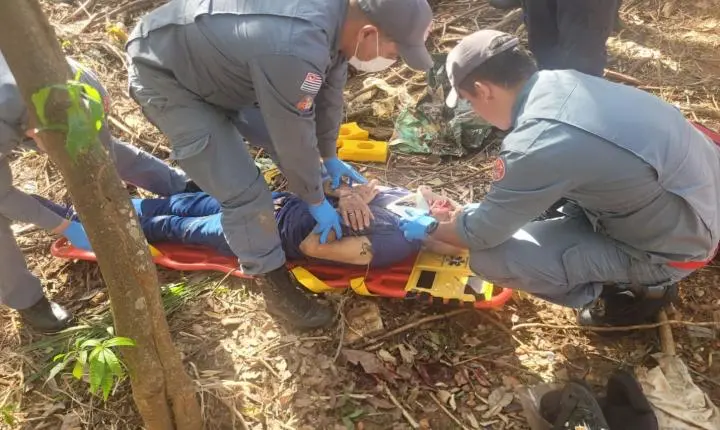 Motociclista fica ferido após perder o controle da direção e colidir contra árvore em Ilha Solteira