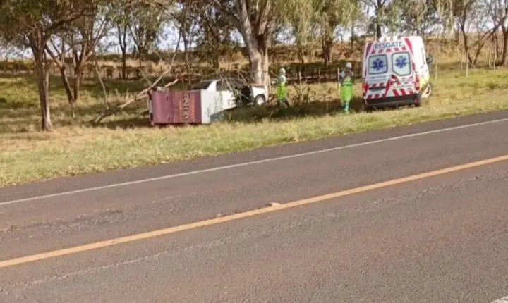 Motorista morre após possível mal súbito e colisão em árvore em Guaraçaí