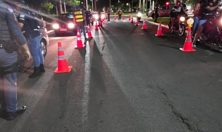 OPERAÇÃO INTEGRADA FLAGRA IRREGULARIDADES E PRENDE MOTORISTA POR EMBRIAGUEZ EM Ilha Solteira