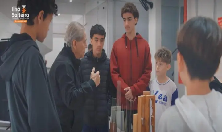 Estudantes de Ilha Solteira visitam exposição “Formatos Visuais” no Cine Paiaguás