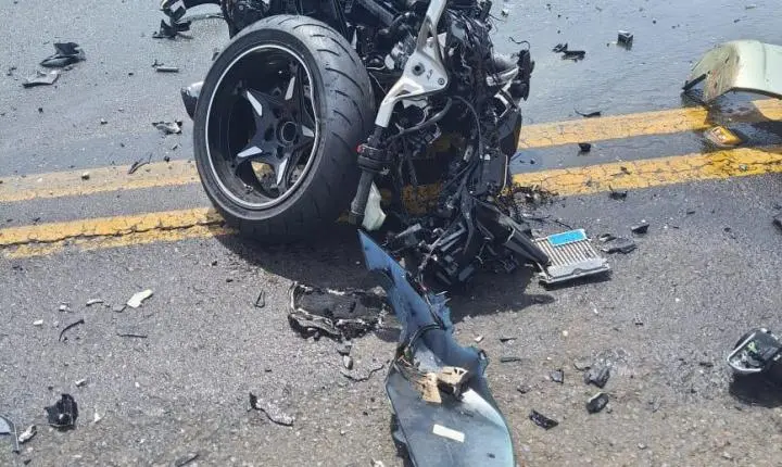 TRAGÉDIA NA RODOVIA: ACIDENTE ENTRE MOTO E CARRO DEIXA TRÊS MORTOS EM SANTO ANTÔNIO DO ARACANGUÁ