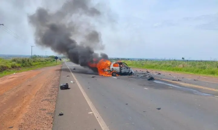 TRAGÉDIA NA RODOVIA: ACIDENTE ENTRE MOTO E CARRO DEIXA TRÊS MORTOS EM SANTO ANTÔNIO DO ARACANGUÁ