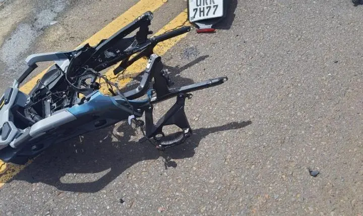 TRAGÉDIA NA RODOVIA: ACIDENTE ENTRE MOTO E CARRO DEIXA TRÊS MORTOS EM SANTO ANTÔNIO DO ARACANGUÁ