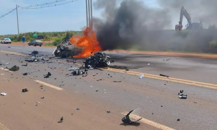 TRAGÉDIA NA RODOVIA: ACIDENTE ENTRE MOTO E CARRO DEIXA TRÊS MORTOS EM SANTO ANTÔNIO DO ARACANGUÁ