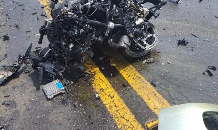 TRAGÉDIA NA RODOVIA: ACIDENTE ENTRE MOTO E CARRO DEIXA TRÊS MORTOS EM SANTO ANTÔNIO DO ARACANGUÁ
