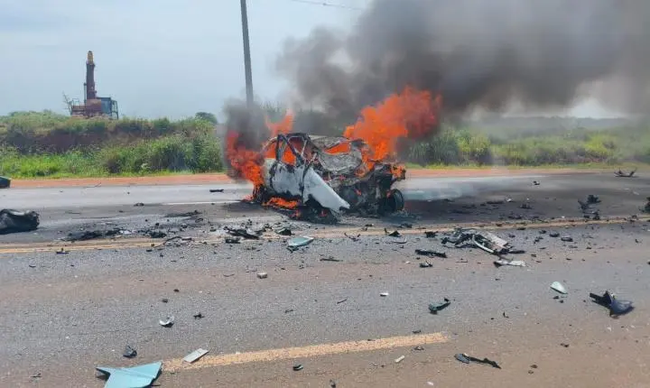TRAGÉDIA NA RODOVIA: ACIDENTE ENTRE MOTO E CARRO DEIXA TRÊS MORTOS EM SANTO ANTÔNIO DO ARACANGUÁ