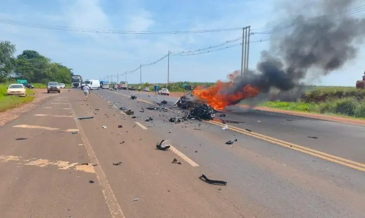TRAGÉDIA NA RODOVIA: ACIDENTE ENTRE MOTO E CARRO DEIXA TRÊS MORTOS EM SANTO ANTÔNIO DO ARACANGUÁ