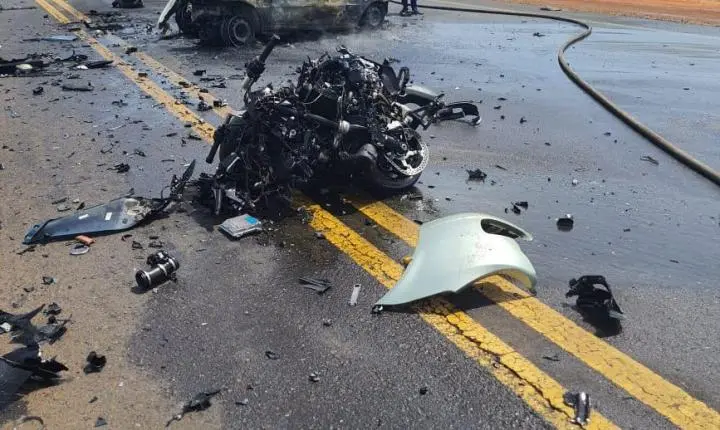 TRAGÉDIA NA RODOVIA: ACIDENTE ENTRE MOTO E CARRO DEIXA TRÊS MORTOS EM SANTO ANTÔNIO DO ARACANGUÁ