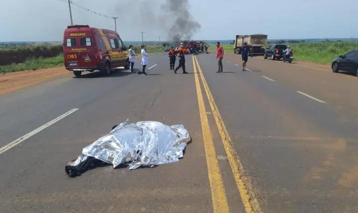 TRAGÉDIA NA RODOVIA: ACIDENTE ENTRE MOTO E CARRO DEIXA TRÊS MORTOS EM SANTO ANTÔNIO DO ARACANGUÁ